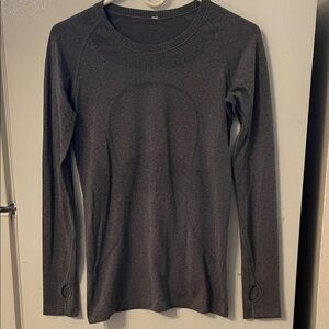 Lululemon Size 6 Gray Long Sleeve‎ Athletic Top